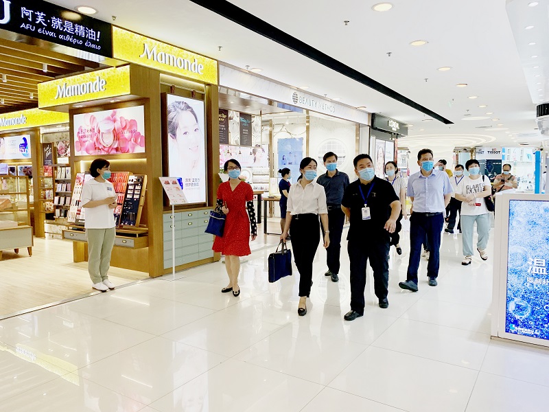 興寧區(qū)副區(qū)長陸穎在南寧百貨朝陽店賣場進行創(chuàng)城實地檢查_副本.jpg