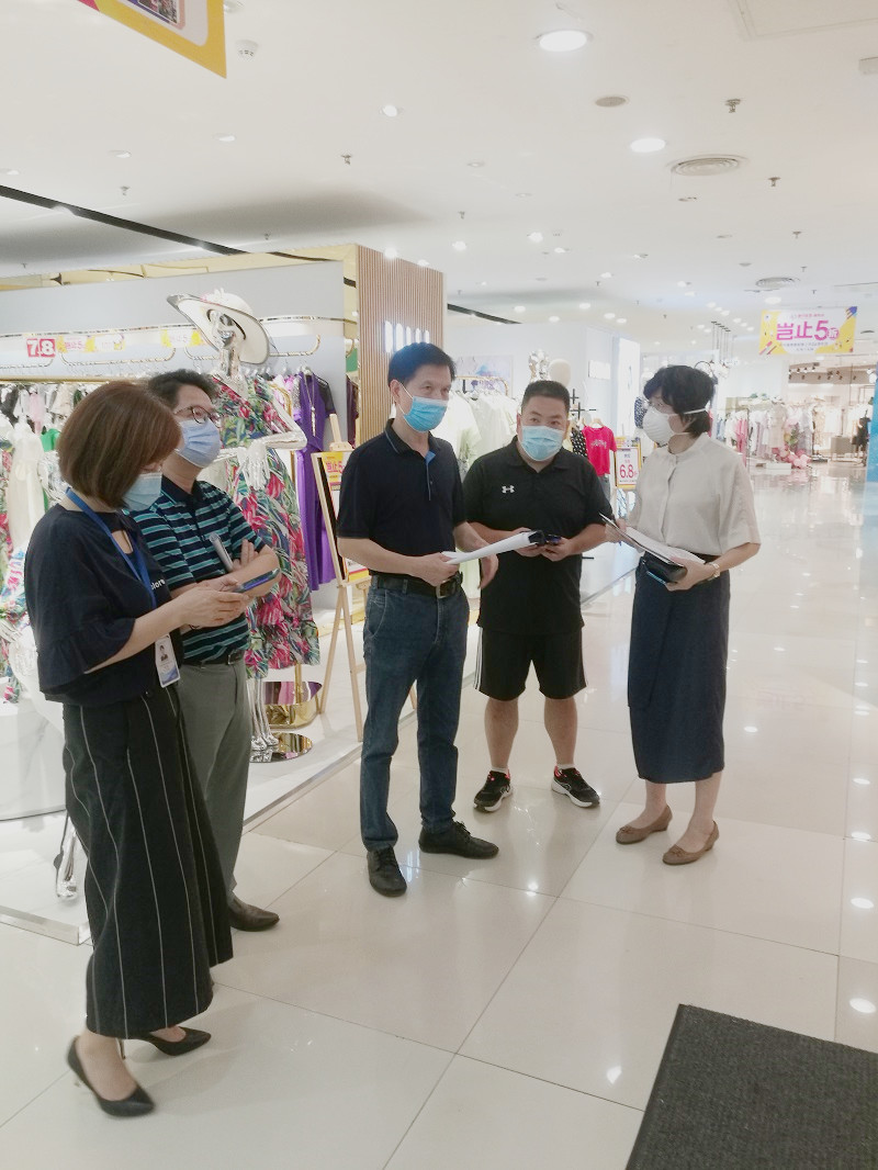 南寧百貨黨委副書記胡盛品在朝陽店檢查現(xiàn)場(chǎng)設(shè)施設(shè)備情況_副本.jpg